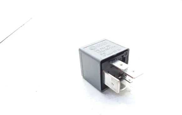 Volkswagen PASSAT B6 Hazard warning light relay 1K0906381