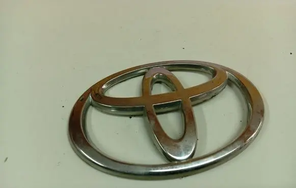 Toyota Corolla Verso AR10 Manufacturer badge logo/emblem