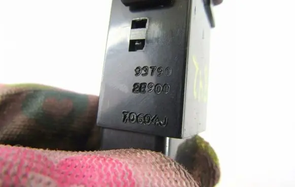 Hyundai Tucson JM Hazard light switch 93790