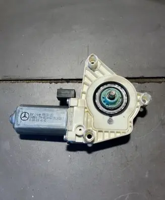 Mercedes-Benz B W245 Front door window regulator motor A1698204142 19126320