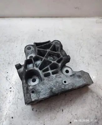Land Rover Evoque I Engine mounting bracket GJ326030AA