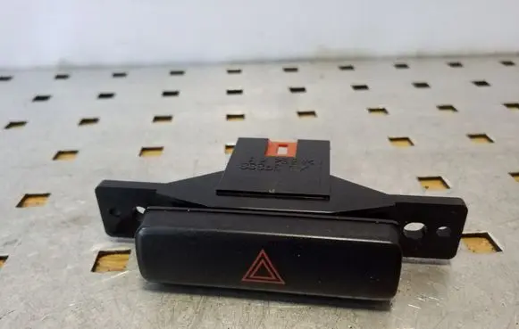 Suzuki Grand Vitara II Hazard light switch