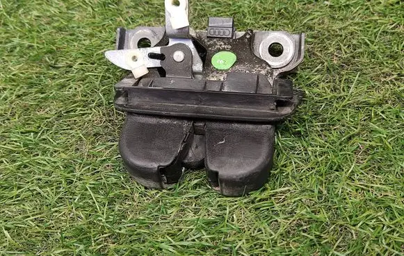 Audi A6 S6 C5 4B Tailgate/trunk/boot lock/catch/latch 4B9827520