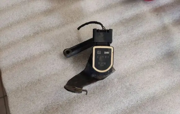 Headlight/headlamp level sensor