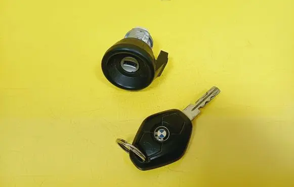 BMW 3 E46 Ignition lock 8379345