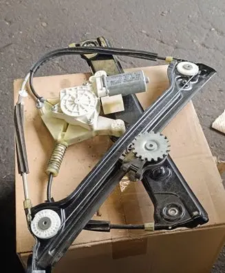 Front door manual window regulator