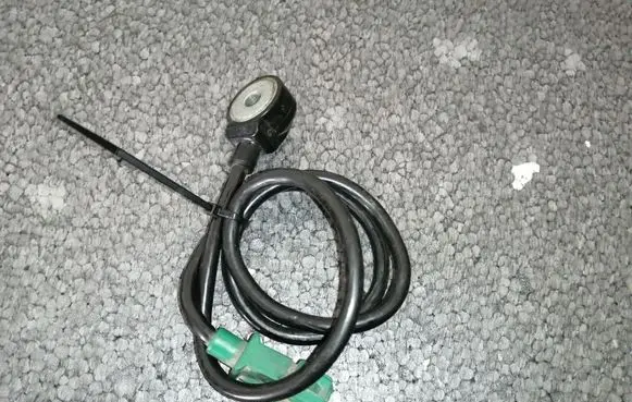 Audi A4 S4 B5 8D Detonation knock sensor 0261231038 054905377A