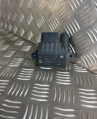 Mercedes-Benz E W212 Glow plug pre-heat relay A6429002600 0522140211 12150034651