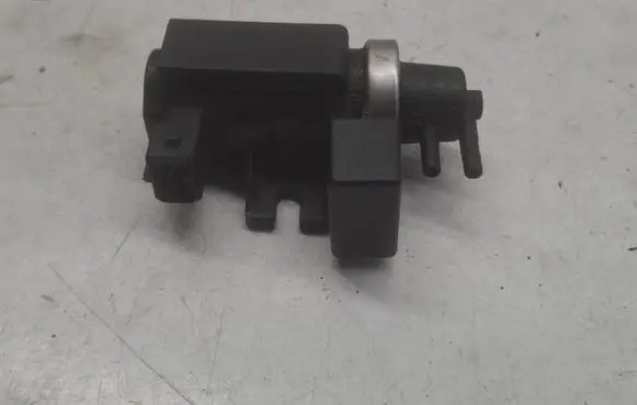 BMW 5 E39 Turbo solenoid valve 2247906 72279600 04T096