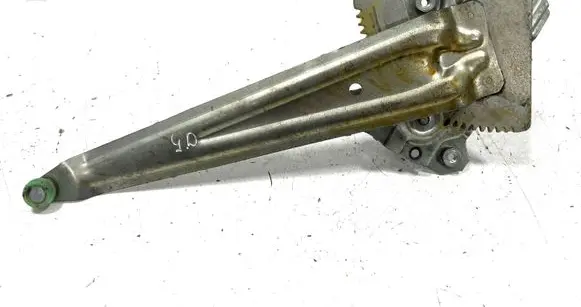 Rear door manual window regulator