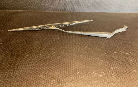 KIA Sorento Front wiper blade arm U9645
