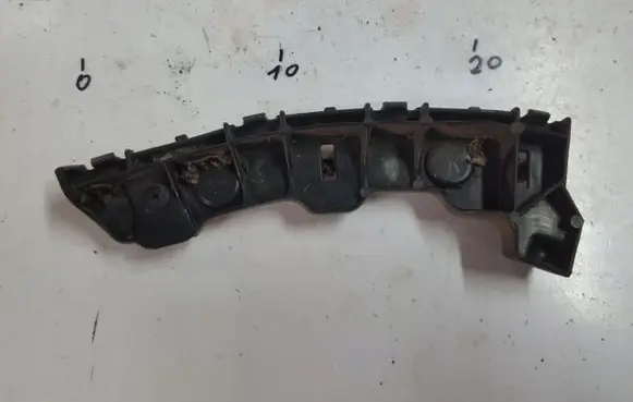 Front bumper mounting bracket