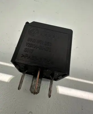Audi A6 S6 C6 4F Other relay 8K0951253 V23136B6X72