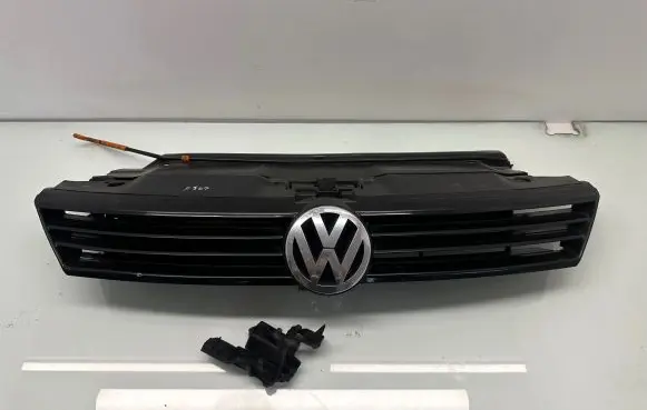 Volkswagen Jetta VI Front grill