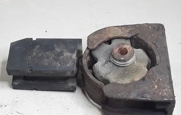 Toyota Corolla Verso E121 Engine mount bracket