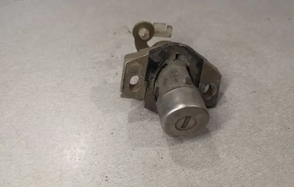 Subaru Legacy Tailgate exterior lock 