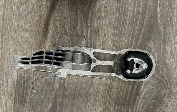 Opel Corsa F Engine mount bracket 9832667880