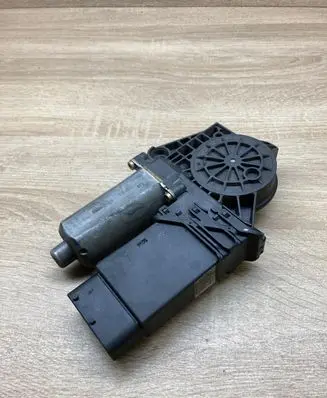 Volkswagen PASSAT B5.5 Front door window regulator motor 0130821695 101430202