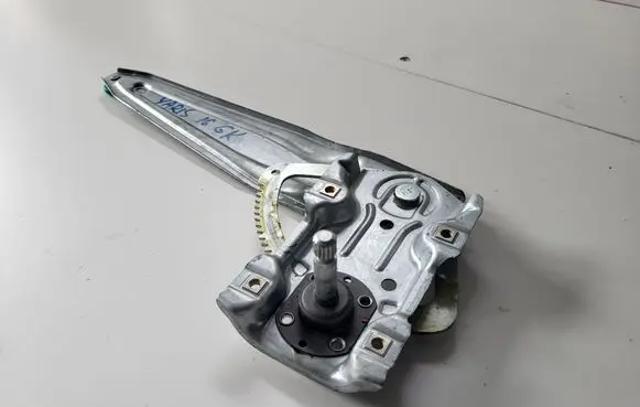 Toyota Yaris Rear door manual window regulator 