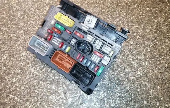Peugeot 5008 Fuse module 9807028580 BSMR02
