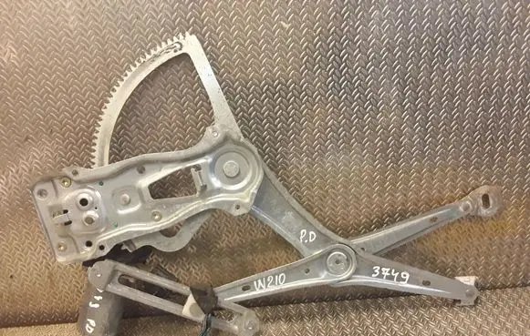 Mercedes-Benz E W210 Front door window regulator with motor A0130821709 0130821709