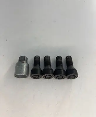BMW M5 F90 Anti-theft wheel nuts and lock 