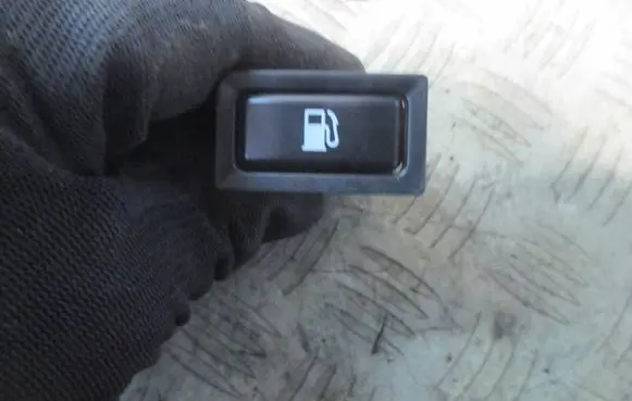 Toyota Avensis T250 Fuel tank opening switch 156795