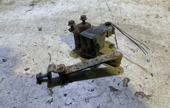 Mercedes-Benz E W211 Air suspension front height level sensor A0105427717 7404