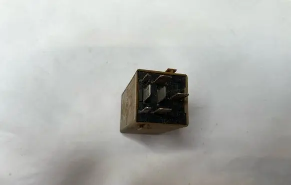 BMW 5 E39 Window control relay 61368384505 V23141B3001X15