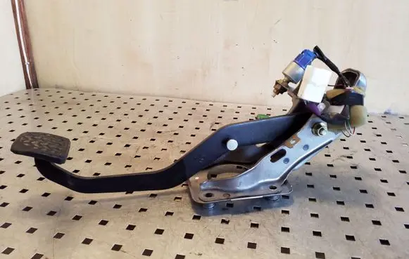 Toyota RAV 4 (XA20) Brake pedal