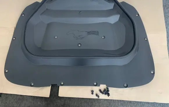 Engine bonnet/hood sound/heat insulation