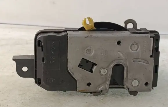 Opel Astra H Front door lock 13220368