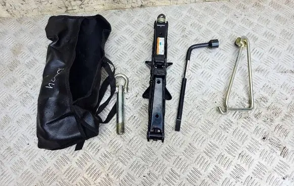 Toyota Auris E180 Lift Jack 0915005011