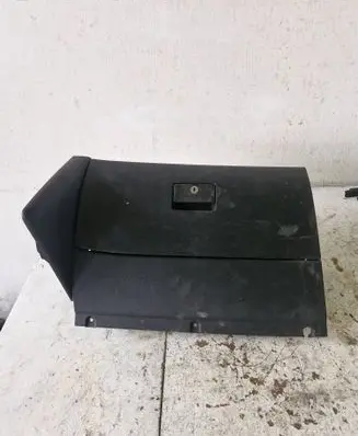Volkswagen Golf IV Glove box