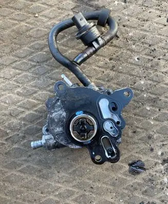 Volkswagen Jetta V Vacuum pump 03G145209