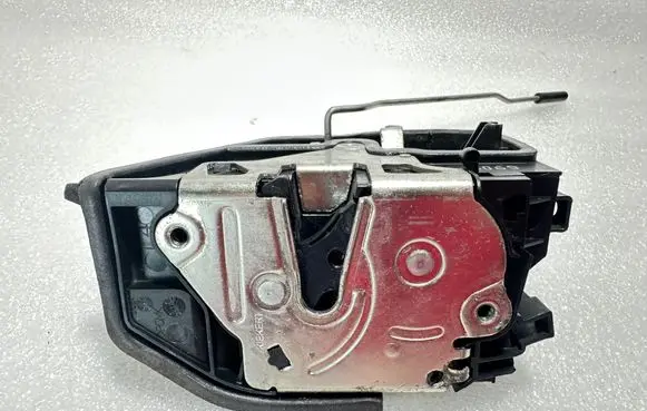 BMW 5 E60 E61 Rear door lock 7167069