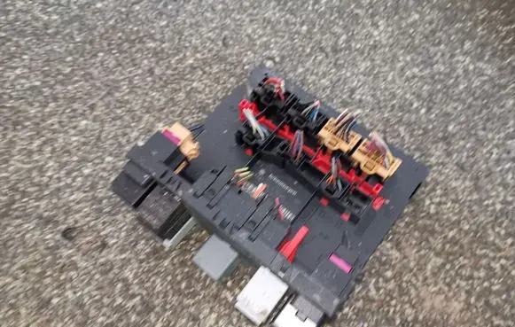 Volkswagen Golf V Fuse module 3C0937049AD