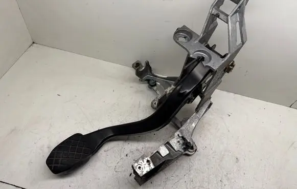 Volkswagen PASSAT B5.5 Brake pedal 8D1721117N