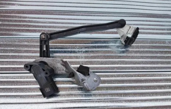 Headlight/headlamp level sensor