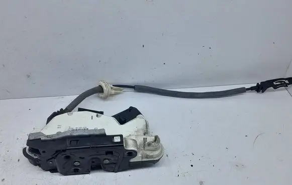 Volkswagen Golf VII Front door lock 5K1837015E
