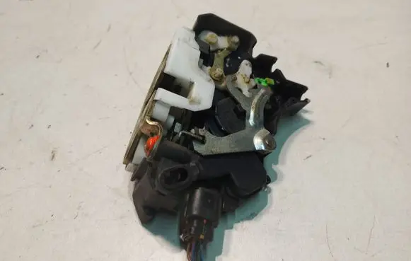 Mitsubishi Colt Front door lock 1702