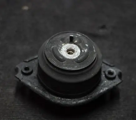 Mercedes-Benz ML W164 Engine mount bracket