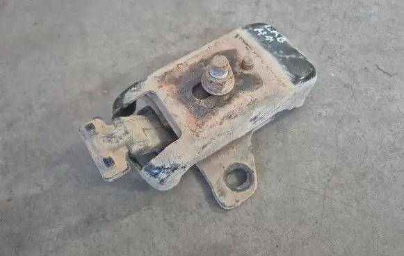 Toyota Hilux (AN10, AN20, AN30) Engine mount bracket 1236130150