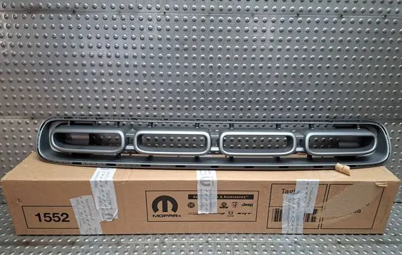 Fiat 500L Front bumper lower grill S26338776 735657957