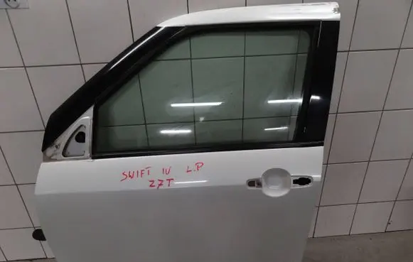 Suzuki Swift I Front door