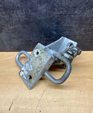 Volkswagen Touran I Front door lower hinge 1T0831412A