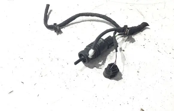 Volkswagen PASSAT B6 Windscreen/windshield washer pump 1K5955651