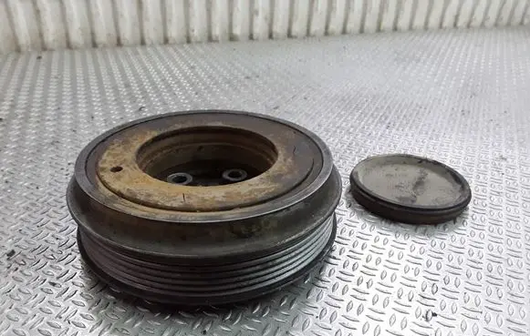 Volkswagen Golf IV Crankshaft pulley 038105243