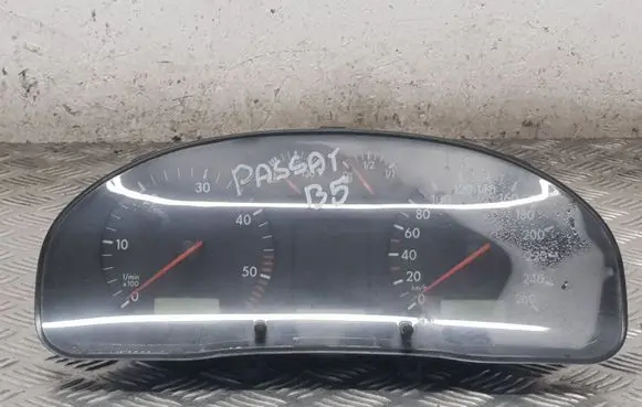 Volkswagen PASSAT B5 Speedometer (instrument cluster) 3B1929880G