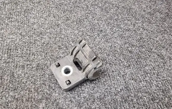 Opel Astra J Radiator mount bracket 13250318